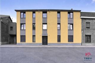 <h3><span>Appartements 1 chambre de ±87 m² avec extérieur et parking Centre de Forchies-la-Marche</span></h3><p><span>Trévi La Propriété vous propose</span><span>, au sein d'un immeuble idéalement situé au coeur du village de </span><span>Forchies-la-Marche</span><span>, </span><span>trois appartements une chambre similaires d'environ ±87 m²</span><span>, à proximité immédiate des commerces, services et commodités.</span></p><p><span>Les appartements se répartissent comme suit : </span><span>un appartement situé au rez-de-chaussée bénéficiant dune agréable terrasse</span><span>, </span><span>un appartement au premier étage avec balcon</span><span> ainsi qu'</span><span>un appartement au deuxième étage disposant également d'un balcon</span><span>.</span></p><p><span>Chaque appartement se compose dune </span><span>belle pièce de vie lumineuse comprenant le salon et la salle à manger</span><span>, offrant de beaux volumes et un espace convivial. La </span><span>cuisine ouverte équipée</span><span>, fonctionnelle et bien agencée, s'intègre harmonieusement dans la pièce principale et dispose de rangements pratiques.</span></p><p><span>Les biens comprennent également </span><span>une chambre spacieuse</span><span>, offrant un espace nuit confortable et calme.</span></p><p><span>La </span><span>salle de bains</span><span>, lumineuse grâce à sa fenêtre, est équipée dune </span><span>douche, d'un lavabo et d'un WC</span><span>.</span></p><p><span>Chaque appartement bénéficie d'un </span><span>espace extérieur privatif (terrasse ou balcon)</span><span> permettant de profiter des beaux jours.</span></p><p><span>Un </span><span>emplacement de parking extérieur sous carport</span><span> complète chaque bien et constitue un véritable atout pour le stationnement.</span></p><p><span>Grâce à sa </span><span>situation centrale</span><span>, l'immeuble bénéficie d'un accès direct aux commerces, transports et commodités du village.</span></p><p><span>Ces appartements conviendront parfaitement </span><span>pour un premier achat, un investissement ou pour toute personne recherchant un bien spacieux et idéalement situé.</span></p><h3><hr /><span>Composition</span></h3><p><span>Hall d'entrée<br />Spacieux séjour (salon / salle à manger)<br />Cuisine ouverte équipée<br />1 chambre<br />Salle de bains avec douche, lavabo et WC<br />Terrasse ou balcon selon l'unité<br />Parking extérieur sous carport</span></p><p></p><hr /><span>Pour plus d'informations, </span><span>contactez notre agence au 071/33.37.69 ou via <span>www.lapropriete.be</span></span><span>.<br />Nous serons ravis de vous accompagner dans la réalisation de votre projet immobilier.</span><p></p>