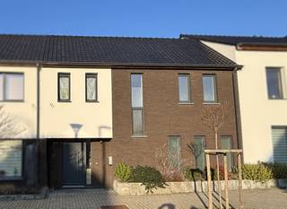 SOUS OPTION Dans un beau quartier résidentiel proche de toutes les facilités et un petit clos privatif, belle maison de construction récente...