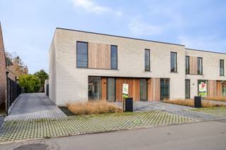 <span><span><strong>--- 21% BTW? DAT IS PASSÉ! KOOP NU AAN 6% BTW! ---<br />--- BESPAAR TIENDUIZENDEN EURO'S !!! ---</strong></span></span><br /><br /><span><span>Residentieel wonen in het landelijke Jonkershove (deelgemeente van Houthulst) waarbij iedere woning voorzien is van een ruim bijgebouw van ca. 40 m² (dubbele garage/loods). <br /><br /><strong>TRYCKEGOED</strong> is een kleinschalig en uiterst energiezuinig nieuwbouwproject bestaande uit <strong>10 woningen</strong>. Drie woningen langs de Mgr. Schottestraat en 7 gekoppelde woningen langs de Bosdreef. Alle woningen worden opgeleverd met 3 ruime slaapkamers, parkeergelegenheid voor de woning en gekoppeld aan een erg ruime garage/loods (tot 40m²) die ook als werk/berg ruimte kan dienst doen. De bijgebouwen kunnen langs achteren via een afzonderlijke toegang bereikt worden. Een deur in het bijgebouw koppelt deze met de tuin van iedere woning. </span></span><br /><br /><span><span><strong>Comfort, energiezuinigheid en kwaliteit zijn de eigenschappen van deze kleinschalige realisatie.</strong><br /><br />Tijdens de ontwerpfase werd veel aandacht geschonken aan enerzijds de <strong>energiezuinigheid</strong> </span></span><span><span>(reeds eerste <strong>e-peil bekend van -15</strong> !!! )</span></span> <span><span>en anderzijds het <strong>wooncomfort </strong>van de bewoners:</span></span>
<ul>
	<li><strong><span><span>Praktische indeling;</span></span></strong></li>
	<li><strong><span><span>Veel lichtinval;</span></span></strong></li>
	<li><span><span><strong>Handige en ruim bijgebouw</strong> (dubbele garage/loods);</span></span></li>
	<li><span><span>Regenwaterput van <strong>10.000L per woning</strong>; </span></span></li>
</ul>
<span><span>Op deze manier is het zowel binnen als buiten aangenaam vertoeven in deze woningen.<br /><br /><strong><u>Indeling:</u></strong> Mooie inkom met gastentoilet, open leefruimte met open keuken gekoppeld aan een erg ruime keukenberging. Op eerste verdiep beschikt de woning over 3 zeer ruime slaapkamers, een badkamer (inloopdouche, dubbele lavabo en mogelijkheid voor een bad) en afzonderlijk toilet op de gang. <br /><br /><strong><u>Wat maakt TRYCKEGOED uniek:</u></strong></span></span>

<ul>
	<li><span><span>Beter dan BEN (E4 tot E20) -> 100% korting op onroerende voorheffing voor 5 jaar en S23 tot S28 (afhankelijk van type woning);</span></span></li>
	<li><span><span>Aluminium buitenschrijnwerk;</span></span></li>
	<li><span><span>Energiezuinig project (vloerverwarming met <strong>warmtepomp (l/w), 8 zonnepanelen per woning</strong>, warmtepomp met ingebouwde boiler voor sanitair warm water,…);</span></span></li>
	<li><span><span>Ventilatiesysteem D; </span></span></li>
	<li><span><span><strong>Kleinschalig project</strong>;</span></span></li>
	<li><span><span><strong>Rustige ligging</strong>;</span></span></li>
	<li><span><span>Kwalitatieve architectuur en materiaalkeuze;</span></span></li>
	<li><span><span><strong>Uniek concept met ruime dubbele garages/loods</strong> gekoppeld aan woning;</span></span></li>
	<li><span><span>...</span></span></li>
</ul>
<span><span><em>Prijs garage op aanvraag (dient mee aangekocht te worden per woning).</em><br /><br />Dit is een realisatie van Marc Demeulenaere. Wie reeds gebouwd heeft met deze bouwheer, weet dat we hier spreken van een zeer kwalitatieve opdrachtgever met oog voor kwaliteit en degelijkheid. U ziet onmiddellijk aan de werf dat dit project een goede opvolging geniet. <br /><br /><strong>Bent u op zoek naar een prachtige nieuwbouw als eigen woning of een goede investering met gegarandeerd rendement? Plan dan snel uw afspraak! Contacteer ons op het nummer 051 50 11 51 of via diksmuide@diksimmo.be.</strong></span></span>