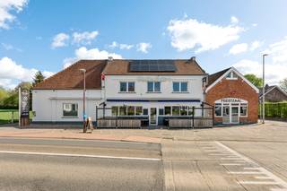 NIEUWE VRAAGPRIJS!!Horecagebouw (café "Paddocksplace") bestaande uit een ingerichte eetcafé, feestzaal, bovenliggende woonst en een aparte garage in...