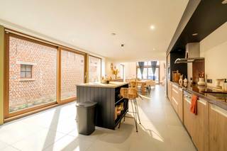 <p>Charmante woning met bijgebouw en grote tuin aan de voet van de Kluisberg.<br /><br />Deze instapklare eigendom bevindt zich op een toplocatie aan de voet van de Kluisberg, vlakbij Ronse en Avelgem en op slechts 30 minuten van Doornik. Ideaal voor wie rustig wil wonen in het groen met een vlotte bereikbaarheid.<br /><br />De woning werd heropgebouwd en combineert hedendaags comfort met een aangename, lichtrijke leefomgeving. U geniet van vloerverwarming, zonnepanelen en een ruime leefruimte met open zicht op de tuin. De open, stijlvolle keuken sluit naadloos aan op de leefruimte, aangevuld met een praktische berging en garage. Op de verdieping bevinden zich een ruime nachthal, drie volwaardige slaapkamers, een moderne badkamer en een apart toilet.<br /><br />Achteraan strekt zich een diepe, zonnige tuin uit met open zicht, perfect om te ontspannen in alle rust.<br /><br />Een grote meerwaarde is het naastgelegen bijgebouw met twee verdiepingen, dat nog te renoveren is. Dit biedt tal van mogelijkheden zoals een atelier, kangoeroewoning, praktijkruimte of investeringsproject (onder voorbehoud van vergunning).<br /><br />Het buitengedeelte vraagt nog verdere afwerking.<br /><br />Een unieke opportuniteit voor wie comfortabel wil wonen met extra potentieel en uitbreidingsmogelijkheden.<br /><br />Dit zoekertje omvat enkele AI-gegenereerde visualisaties.<br />Meer info of plan je bezoek: wim@immobeguin.be<br />Te koop via Immo Beguin, uw vastgoedexpert sinds 2009, met kantoren in Ronse, Waregem, Kortrijk, Deinze, Doornik en Lessen.</p>