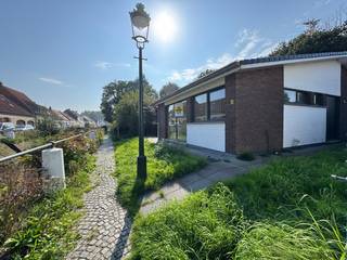 De opgegeven prijs is een startprijs. Deze woning wordt aangeboden in samenwerking met het biedplatform COVAST.<br />Meer info op www.covast.be of aarzel niet om contact met ons op te nemen. <br /><br />Voormalig dienstencentrum op een perceel van 973 m² met interessante herontwikkelingsmogelijkheden. Volgens de voorschriften van BPA nr. 96 ‘Lissewege Dorpskom’ zijn, bij het wegvallen van de bestemming van openbaar nut, de voorschriften voor eengezinswoningen van toepassing. Hierdoor biedt de site interessante mogelijkheden voor een residentiële herontwikkeling