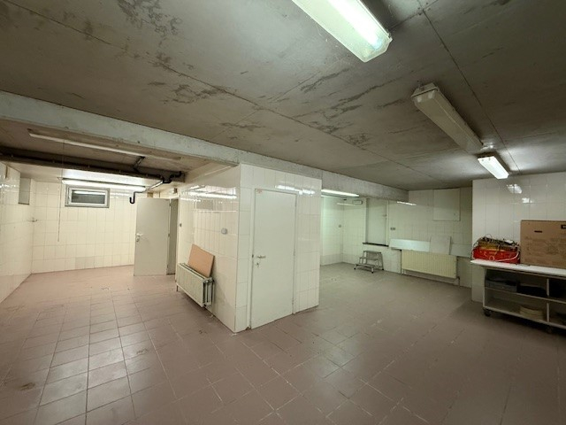 Ruim handelspand met kelder te huur op topligging nabij E17 en R4 - photo 4