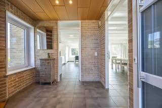 Op een <strong>uitstekende locatie in de gegeerde Duinenlaan te Westende</strong>, op wandelafstand van het strand, bevindt zich deze uitzonderlijk ruime villa op een prachtig perceel van <strong>641 m²</strong>. Met maar liefst 263 m² bewoonbare oppervlakte, een zonnige tuin, drie volwaardige slaapkamers en een royale garage met werkplaats biedt deze eigendom een unieke combinatie van <strong>ruimte, comfort en kustbeleving.</strong><br /><br />De villa verwelkomt u via een ruime inkomhal met gastentoilet en leidt vervolgens naar de <strong>lichtrijke</strong> <strong>leefruimte</strong>, waar grote raampartijen zorgen voor een overvloed aan natuurlijk licht en een aangenaam zicht op de tuin. De sfeervolle houtkachel geeft het geheel extra warmte en karakter. Aansluitend bevindt zich de eetkamer, gevolgd door een ruime keuken met zicht op het groen.<br /><br />Vanuit de leefruimtes geniet u van een mooie verbinding met het <strong>ruime terras en de zonnige tuin</strong>. Dankzij het royale perceel vormt deze buitenruimte een heerlijke plek om in alle rust van het buitenleven te genieten, op amper enkele minuten wandelen van zee.<br /><br /><strong>Indeling:</strong><br /><br />Gelijkvloers<strong>:</strong>
<ul>
<li>Ruime inkomhal;</li>
<li>Gastentoilet;</li>
<li><strong>Lichtovergoten leefruimte met grote raampartijen en houtkachel;</strong></li>
<li>Aansluitende eetkamer;</li>
<li>Ruime keuken met zicht op de tuin;</li>
<li>Groot terras met aansluitend de zonnige tuin.</li>
</ul>
Eerste verdieping
<ul>
<li>Nachthal;</li>
<li><strong>Drie ruime slaapkamers;</strong></li>
<li>Badkamer met bad en douche;</li>
<li>Apart toilet;</li>
<li>Praktische berging.</li>
</ul>
Kelderverdieping
<ul>
<li>Ruime berging;</li>
<li><strong>Grote garage met aansluitende werkplaats</strong>, ideaal voor meerdere praktische doeleinden en extra opslagruimte.</li>
</ul>
<br /><strong>Troeven</strong>
<ul>
<li><strong>Perceeloppervlakte van 641 m²;</strong></li>
<li>Maar liefst <strong>263 m² bewoonbare oppervlakte;</strong></li>
<li><strong>EPC-label C;</strong></li>
<li>Drie ruime slaapkamers;</li>
<li>Zonnige tuin en ruim terras;</li>
<li>Grote garage met aansluitende werkplaats;</li>
<li>Gelegen in een<strong> rustige en gegeerde woonomgeving in Westende;</strong></li>
<li><strong>Op wandelafstand van het strand en de zee</strong>;</li>
<li>Nabij het centrum en diverse voorzieningen.</li>
</ul>
<br />Een eigendom die uitblinkt door haar <strong>royale volumes, aantrekkelijke perceeloppervlakte en uitzonderlijke ligging nabij zee</strong>. De ideale woning voor wie op zoek is naar ruimte en rust op een van de meest aangename residentiële locaties van Westende.<br />