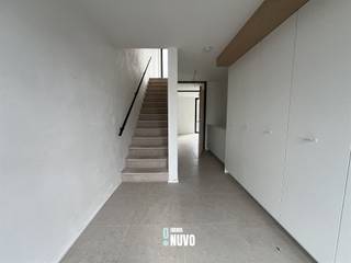 <p><span>Maison moderne en bel étage avec une vue sublime sur un paysage exceptionnel</span></p><p><span> </span></p><p><span> </span></p><p><span>Cette maison moderne à bel étage est située à Houtmarktstraat 86 à Liedekerke.</span></p><p><span> </span></p><p><span>La propriété comprend : salon avec cuisine ouverte, 2 chambres, salle de bains, 2 salles de stockage, 2 toilettes, terrasse spacieuse et jardin privé.</span></p><p><span> </span></p><p><span> </span></p><p><span>Lapropriété est finie avec des matériaux de haute qualité</span><span> </span><span>tout en visant un confort de vie maximal</span><span>.</span></p><p><span> </span></p><p><span>Toute la maison dispose de grandes fenêtres, permettant à la lumière du jour de couler généreusement et vous pouvez profiter pleinement de l'environnement naturel. <br/ translate="no"> </span></p><p><span>C'est la base idéale. Vous vivez dans la périphérie verte et à proximité du centre. A 5min à pied du marché de Liedekerke. En vélo, il faut 10 minutes pour se rendre à la gare de Liedekerke. Il est très bien relié à l'autoroute E40, ce qui vous permet de vous rendre dans n'importe quelle grande ville en un rien de temps. </span></p><p><span> </span></p><p><span>La propriété est dans un état de construction approximatif.</span></p><p><span> </span></p><p><span> </span></p><p><span>Vous souhaitez plus d'informations ou un rendez-vous ? Contactez Kimmy 0470 46 06 51.</span></p><p><span> </span></p><p><span> </span></p><p><span>Tous les prix indiqués sont toujours hors TVA et hors frais d'achat.</span></p><p><span> </span></p>