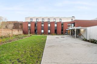 - Emplacement central à Courtrai : Place Saint-Amand 3/4<br />- Chambre d'étudiant au rez-de-chaussée dans un complexe neuf<br />- Salle de bain privée avec toilettes<br />- Cuisine équipée avec coin repas (commun)<br />- Espace détente commun avec cuisine supplémentaire<br />- Local à vélos pratique (commun)<br />- Investissement sans souci avec rendement optimal<br />- Géré de A à Z<br />- Quasi-neutre en énergie (BEN)<br />- Prix indicatif : 169000 €