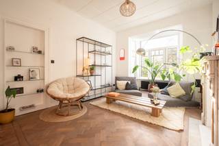 Deze herenwoning in Berchem charmeert onmiddellijk met haar authentieke elementen en hedendaags comfort. De woning omvat een ruime leefruimte die overgaat in een keuken en groot terras. Het terras leidt naar de ruime stadstuin die een zee aan mogelijkheden biedt om een rustplek te creëren vlakbij de stad. Op elke verdieping bevinden zich 2 slaapkamers en 1 kantoorruimte. In totaal omvat de woning 4 slaapkamers en 2 kantoorruimtes. Allen ruim en licht. 2 badkamers bieden alle comfort. De toiletten bevinden zich apart op elke verdieping. Er is ook een grote kelder. <br /><br />De woning bevindt zich in een rustige straat in de bekende 'pulhofwijk', een geliefde, residentiële woonwijk die bekend staat om zijn typische interbellumarchitectuur en groene rustige straten. Gelegen tussen Mortsel en centrum Antwerpen en op een boogscheut van verschillende parken, openbaar vervoer en invalswegen.