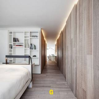 GELIEVE UITLSUITEND TE REAGEREN VIA HUURDERSPROFIEL - zie link : https://immogoffin.mijnhuurprofiel.be/property/cb3bd3a9-4160-44bb-89b1-296930faba5d<br /><br />Dit gemeubelde appartement bevindt zich op de gelijkvloerse verdieping in een kleinschalige Residentie "Kloosterpark", gelegen langs de Kloosterstraat in hartje Bilzen. Dankzij hoogstaande architectuur is dit appartement uiterst geschikt voor rolstoelgebruikers of minder mobiele mensen. De afwerking en inrichting is zeer subliem en van uitstekende kwaliteit te noemen. Inbegrepen zijn de op maat gemaakte meubels en inbouwkasten. Echt wel een sterk staaltje gerealiseerd door C.T. Architects - en niet voor niets één van de winnende ontwerpen van een noemenswaardige Award binnen de architectuur. <br /><br />De indeling is als volgt:<br />Licht hellende inkom vlot bereikbaar met rolstoel, woonkamer met zit- en eetruimte ingericht met atypische op maat gemaakt eettafel met handige opbergvakken, subliem weggewerkte keuken met prachtig natuurstenen werkblad, spoeltafel, kookplaat, combi-oven, vaatwasser en dubbele frigo met vriesvak.<br />Deze keuken is centraal ingericht tussen woonkamer en slaapkamer, met daartegenover nog de netjes weggewerkte bergruimte en ruime badkamer met toilet, douche en wasplaats. Deze ruimtes zitten verscholen achter handige schuifwanden die zeer makkelijk en gebruiksvriendelijk te manoeuvreren zijn, en ruim genoeg zijn voor doorgang met een rolstoel. <br />Deze wanden strekken zich uit over de volledige diepte van het appartement tot achteraan in de ruime slaapkamer, ingericht met op maat gemaakte inbouwkasten en specifiek ontworpen dubbel bed met aan de achterzijde een handig bureel.<br />De grote schuiframen geven hier toegang tot het terras met inbegrepen de tafel en de vier stoelen.<br /><br />INBEGREPEN in de huurprijs zijn de meubels en de open autostaanplaats de ondergronse verdieping in het appartementsgebouw 'Residentie Het Kloosterpark'.<br /><br />De parkeerplaats genummerd “P31”, zijnde een open autostandplaats gelegen in de ondergrondse verdieping, aan de Kloosterstraat, deel uitmakend van het appartementsgebouw genaamd ‘Residentie KLOOSTERPARK’ gelegen aan de Kloosterstraat 16,<br /><br />Huurprijs te verhogen met 10 EUR/maand forfaitaire bijdrage in de algemene onkosten. <br /><br />De huurprijs zal bij aanvang van de huur verminderd worden naar 975,00 euro/maand aangezien de verhuurder de intentie heeft een AIRCO-installatie te installeren in het appartement. Zodra de airco geplaatst is, zal de huurprijs zijnde dan de basishuurprijs 990,00 euro/maand bedragen.<br /><br />Enkele technische kenmerken:<br />- EPC: 186 kWh/m²/jaar<br />- CV : Nieuwe hoogrendementsketel /condensatieketel aardgas<br />- vloerverwarming<br />- hoogwaardige materialen en praktische indeling<br /><br />Prachtig aanbod voor wie net iets meer zoekt en houdt van subtiele afwerking, op een centrale ligging vlakbij alles wat men nodig heeft - Zeker een unieke kans voor wie minder mobiel is en toch graag perfect zelfstandig wil wonen !<br /><br />VRIJ VANAF 01.10.2026
