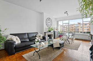 Op de tweede verdieping van een goed onderhouden gebouw vinden we dit mooi, ruim en licht appartement. Het appartement is gelegen op de Prins Boudewijnlaan, met openbaar vervoer, winkels, scholen vlak bij, alsook de belangrijke invalswegen in en rond Antwerpen. <br /><br />We betreden het appartement via de trap of de lift in de inkomhal. Deze is voorzien van ingemaakte kasten die kunnen dienen als vestiaire. Van hieruit heb je toegang tot alle overige ruimtes van het appartement.<br />De grote leefruimte krijgt nog een extra ruim gevoel door het vele licht dat binnen komt via de grote raampartijen. <br />De half open keuken is voorzien van alle hedendaagse comfort. <br />Het appartement beschikt over 2 ruime slaapkamers met ook hier voldoende lichtinval door de grote ramen. <br />Verder geeft de living toegang tot een gezellig terras met west oriëntatie.<br />Naast de slaapkamer ligt de badkamer, uitgerust met een lavabo en Douche. Verder zijn hier ook aansluitingen voor wasmachine voorzien. <br />Tot slot is het appartement ook nog voorzien van een apart toilet.<br /><br />Bijzonderheden: kindvriendelijke wijk Oosterveld, vlotte verbinding Antwerpen-Brussel, openbaar vervoer op wandelafstand, kwalitatieve scholen op wandelafstand, dak conform, ...<br />Aarzel niet om het appartement te komen bekijken! <br /><br />De AO bedragen € 300 per maand (onderhoud gemene delen, elektriciteit gemene delen, provisie water, provisie verwarming syndicus)<br /><br />EPC: 249 kWh/m²/jaar