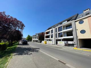 <p><span>Residentie ROYAL ASTRID, gelegen op het groene dorpsplein van Grobbendonk.<br />Mooi complex met hedendaagse architectuur. Het volledige gebouw bestaat uit 2 handelseigendommen op het gelijkvloers, 9 appartementen, kelderbergingen, gemeenschappelijke fietsenberging, garageboxen en autostaanplaatsen.<br /><br />Dit h</span>andelsgelijkvloers (=0.2 in het midden van het gebouw) heeft een bruto opp. van 115,5m² (netto 99,26 m²) en een private buitenruimte van 40m² aan de achterzijde. Binnenindeling kan volledig ingericht worden naar wens van de koper aangezien het een open en ruimte betreft. Vooraan voorzien van etalage met inkomdeur.<br /><br /><br />BIJZONDERHEDEN<br /><span>Deze ruimte wordt casco aangeboden. D.w.z. dat er enkel chape gelegd wordt. Alle andere afwerking moet voorzien worden door de koper.<br />De koper betaalt bij aankoop: 259.000 euro + 22.481 euro BTW + 12.000 euro registratierechten + 2.078 euro opstalrechten + aanleg nutsvoorzieningen + aandeel in de opmaak van de basisakte + notariskosten.<br /></span><span>Mogelijkheid tot aankoop van een garagebox (staanplaatsen zijn reeds allen verkocht).<br />Kostprijs garagebox: 27.500 euro + 4.095 euro BTW + 780 euro registratierechten + 60 euro opstalrechten + aandeel in de opmaak van de basisakte + notariskosten.<br />Gebouw met lift.<br />Oplevering voorzien voor ca augustus 2025.<br /><br /><br /></span><span>POSITIEVE ASPECTEN<br />TOP locatie op het dorpsplein van Grobbendonk<br />Zuid gelegen<br />Mooie architectuur</span></p>
<p><span> </span></p>
