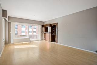 Dit op te frissen en lichtrijke appartement bevindt zich op de tweede verdieping in een doodlopende straat, op een uiterst strategische ligging nabij het Park Vordenstein, openbaar vervoer, winkels, scholen en op wandelafstand van het centrum. Een rustige woonomgeving met alle voorzieningen binnen handbereik.<br /><br />Indeling: Via de inkomhal met apart toilet betreedt u de leefruimte. De woon- en eetkamer geniet van veel natuurlijke lichtinval en beschikt over een schuifraam naar het balkon aan de voorzijde. De keuken is uitgerust met een dubbele spoeltafel, 4pits gasvuur, dampkap, koelkast en diepvriezer. Via de nachthal bereikt u drie volwaardige slaapkamers (12m² – 14m² – 6,50m²). De eerste slaapkamer is voorzien van een deur naar het terras achteraan. De badkamer beschikt over een dubbel lavabomeubel en een ligbad met douchecombinatie.<br /><br />Bijkomend beschikt het appartement over een garagebox achter het gebouw (incl. de vraagprijs).<br /><br />Extra troeven: Recente CV-ketel en ramen - Elektriciteit conform - Rustige ligging in doodlopende straat - Lift aanwezig - Twee terrassen (voor- en achteraan) - Nabij park, winkels, scholen en openbaar vervoer - Een ruim en praktisch ingedeeld appartement op een topligging, ideaal voor gezinnen of als investering.