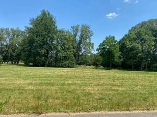 Landbouwgrond met waardevol karakter en mogelijkheden tot bebouwing.48a 27caVoor een bezoek of meer info BEL: 0473 11 55 66 of mail naar Yves@wijns.be...