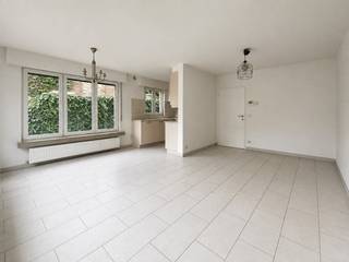 Dit gelijkvloers appartement maakt deel uit van een kleinschalig verzorgd gebouw zonder lift en is uiterst centraal gelegen. Indeling: een inkomhal met apart gastentoilet, een woon- en eetkamer 30m² op tegel, een open keuken die is uitgerust met een kookplaat, een koelkast, een combi-oven, een vaatwasser en opbergkasten. Aangrenzend heeft u een berging met aansluiting voor uw wasmachine/droogkast. Vanuit de inkomhal heeft u toegang tot de badkamer die voorzien is van een inloopdouche en een wandmeubel, een technische ruimte en 2 achtergelegen slaapkamers waarvan de grootste uitgeeft op een private tuin en terras ca. 12m². Het appartement heeft een aparte garagebox en in de ondergrondse verdieping heeft u een privatieve kelderberging ter beschikking. Op een boogscheut van het openbaar vervoer, winkels, scholen, invalswegen, ...