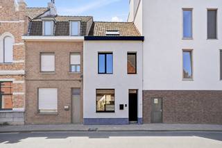 <p>Op een vlot bereikbare locatie, nabij winkels, scholen, openbaar vervoer en invalswegen, bevindt zich deze volledig gerenoveerde woning waar kwaliteit, comfort en energiezuinig wonen centraal staan.</p>

<p><strong>Indeling</strong></p>

<p><strong>Gelijkvloers:</strong> inkomhal met gastentoilet, lichtrijke leefruimte en volledig uitgeruste open keuken.</p>

<p><strong>1e verdieping:</strong> nachthal, 2 ruime slaapkamers, badkamer met dubbele lavabo en inloopdouche, apart toilet.</p>

<p><strong>2e verdieping:</strong> 2 slaapkamers, ideaal als kinderkamer, bureau of hobbyruimte.</p>

<p><strong>Buiten:</strong> omheinde, onderhoudsvriendelijke tuin met zuidwestoriëntatie, terras en garage met uitweg. Garage optioneel aan €30.000.</p>

<p><strong>Troeven:</strong></p>

<ul><li>Volledig gerenoveerd</li><li>160 m² bewoonbaar</li><li>4 slaapkamers</li><li>Warmtepomp, airco en zonnepanelen</li><li>EPC A (E50)</li><li>Garage met codeklavier</li><li>2% registratierechten mogelijk (enige woning)</li></ul>

<p>Plannen en postinterventiedossier beschikbaar.</p>

<p>Instapklaar en energiezuinig wonen? Contacteer ons voor een bezoek</p>