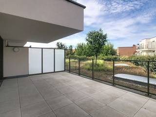 In het centrum van Roeselare, vlakbij de Grote Markt, vinden we dit prachtig afgewerkt nieuwbouwappartement terug op de eerste verdieping.<br />Het appartement heeft een ruime lichtrijke leefruimte met open keuken.<br />De keuken is van alle moderne apparatuur voorzien. Er zijn 2 slaapkamers, badkamer, apart toilet en berging aanwezig. <br />U beschikt over een heel ruim zonneterras achteraan, aansluitend op de leefruimte. Vooraan beschikt u tevens over een terras bereikbaar vanuit de keuken.<br /><br />Bij het appartement horen ook een kelderberging en garage. U mag tevens gebruik maken van de gemeenschappelijke fietsenberging.<br />Syndic: 60,00 EUR / maand<br /><br />Extra troeven:<br /> - BEN appartement<br /> - Zonnepanelen<br /> - aansluiting op het warmtenet<br /> - volledig geschilderd<br /> - rustig gebouw<br /><br />EPC: 15 kWh/m²jaar (UC2069)