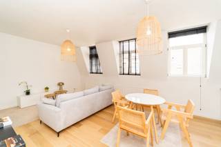 PLAN UW BEZOEK VIA VOLGENDE LINK: https://listed.mijnhuurprofiel.be/whise/7600558<br /><br />Trendy appartement in een volledig gerenoveerd gebouw vlakbij de hippe Nationalestraat. Deze kleinschalige realisatie bevindt zich in een rustige zijstraat van de Nationalestraat, in de gezellige wijk “Sint-Andries”. De Groenplaats en het Zuid op slechts 5 minuten wandelafstand en bovendien tramlijn 8 en 4 op de hoek zorgen ervoor dat dit een ideale uitvalsbasis is in de stad!<br /><br />Het bemeubeld appartement is gelegen op de 3e verdieping en beschikt over een ruime, lichte leefruimte. De grote raampartijen en aangename plafondhoogte creëren een extra ruimtegevoel. De open keuken is modern afgewerkt en voorzien van alle comfort: vaatwasser, heteluchtoven, inductiekookplaat en ijskast. Aan de rustige achterzijde bevindt zich de slaapkamer en aangrenzende badkamer met douche, designlavabo en hangtoilet.<br /><br />Het appartement beschikt doorlopend over een mooie eiken parket. Bovendien is er een handige aparte berging met aansluiting voor wasmachine eveneens voorhanden. Op het gelijkvloers is er een ruime fietsenberging voorzien.<br /><br />Huurprijs: 995,00 euro/maand<br />Algemene kosten 50,00 euro/maand.<br />Onmiddelijk beschikbaar.<br /><br />Bent u benieuwd naar dit appartement op toplocatie?<br />Contacteer LISTED: +32 3 283 51 51.