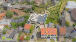 <h2><span>Te koop Instapklare ruime woning met achterliggende weide in Zele</span></h2><p><span>Op de Gentsesteenweg 83 in Zele bevindt zich deze verrassend ruime en instapklare woning met een uitzonderlijk groot perceel en tal van mogelijkheden. Deze eigendom combineert comfortabel wonen met een mooie buitenruimte en is de ideale thuis voor gezinnen, hobbyisten en dierenliefhebbers.</span></p><p><span>Bij het betreden van de woning komt u terecht in de ruime inkomhal die toegang geeft tot de lichtrijke leefruimte van ongeveer </span><span>40 m²</span><span>. Aansluitend bevindt zich de volledig vernieuwde en ingerichte keuken. Verder beschikt de woning over een praktische kelder, berging/wasplaats en een moderne ingerichte badkamer met dubbele lavabo en inloopdouche en een afzonderlijk gastentoilet. Op de eerste verdieping bevinden zich drie ruime slaapkamers en een 2e toilet op de verdieping. Via de 4e kamer is er een vaste trap voorzien naar de ruime zolderverdieping, deze biedt heel wat potentieel en kan mits de nodige afwerking ingericht worden als twee extra slaapkamers met een bijkomende 2e badkamer of als een ruime hobby- of bureauruimte.</span></p><p><span>Een absolute meerwaarde van deze eigendom is de doorrijtoegang naar het terras, de garage en de achterliggende tuin. Dankzij de brede inrijpoort van 3,25 meter breed en 2,80 meter hoog is de woning bovendien ideaal voor het stallen van een mobilhome, caravan of bestelwagen. Achter de verzorgde tuin waar desgewenst ook een zwembad kan worden aangelegd, bevindt zich nog een extra perceel grond dat kan bij gekocht worden aan </span><span>25.000 euro </span><span>(</span><span>niet </span><span>inbegrepen in de verkoopprijs). Dit achterliggende perceel biedt tal van mogelijkheden en is uitermate geschikt voor paarden- en dierenliefhebbers, het aanleggen van een boomgaard, een speelweide of het creëren van een groene oase. Bovendien is dit perceel ook bereikbaar via een afzonderlijk steegje, wat zorgt voor een extra praktische toegang.</span></p><p><span>De vermelde grondoppervlakte is louter informatief. De exacte perceeloppervlakte wordt momenteel vastgesteld door de landmeter maar zal ca. 1250 m² zijn, wat een totaal van 1500 m² zal zijn indien U dit bij aankoopt.</span></p><p><span>Ook op technisch vlak scoort deze woning uitstekend. Ze is asbestveilig, beschikt over een conforme elektrische installatie.</span></p><p><span>Bent u op zoek naar een instapklare woning met royale leefruimtes, uitbreidingsmogelijkheden en een prachtige tuin, met de optie om bijkomende grond aan te kopen? Dan is deze eigendom absoluut een bezoek waard. Contacteer ons vrijblijvend voor meer informatie of om een bezichtiging in te plannen. </span></p>