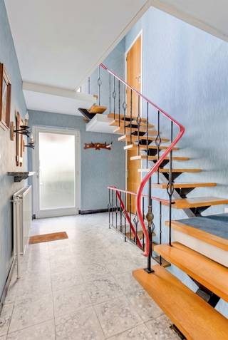 <p><span>Zeer ruime halfopen bebouwing met garage en tuin.</span></p><p><span>Indeling: </span></p><p><span>Gelijkvloers: inkomhal, wc, ruime en lichtrijke woonkamer (46m²), ingerichte keuken met eethoek.</span></p><p><span>1ste verdiep: nachthal, berging, ruime badkamer en 3 grote slaapkamers (17,5m², 17,5m² &10,5m²) waarvan 2 met inbouwkasten.</span></p><p><span>Zolder: in te richten zolder met trektrap.</span></p><p><span>EPC label D --> geen renovatieplicht !</span></p><p><span>Mogelijks aan te kopen met 2% registratierechten.</span></p><p><span> </span></p><p><span>In een kindvriendelijke wijk (naast basisschool Zilverberk) en op een steenworp van het station en E19.</span></p><p><span> </span></p><p><span> </span></p>