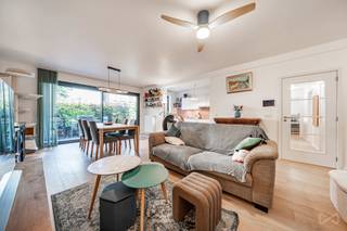 <p>Wij hebben het genoegen u dit prachtige recente appartement in uitstekende staat voor te stellen, ideaal gelegen te Mont-Saint-Guibert, op een steenworp van het station, de bushaltes, de winkels, het sportcentrum, de scholen en de faciliteiten van Louvain-la-Neuve, evenals de voornaamste verkeersassen. Een even centrale als gegeerde ligging.</p>
<p>Het appartement opent op een ruime, lichtrijke woonkamer, open op een volledig uitgeruste keuken, met rechtstreekse toegang tot het terras en de tuin, voor een gezellige leefruimte. Het omvat verder twee mooie slaapkamers, een moderne doucheruimte met inloopdouche, een apart toilet en een functionele wasplaats.</p>
<p>Een privatieve kelder, een binnenparkeerplaats, een fietsenberging en een lift vervolledigen voordelig het comfort van het geheel.</p>
<p>Buiten geniet het appartement van een aangename privatieve tuin en een terras, ideaal om van de mooie dagen te genieten.</p>
<p>Op technisch vlak beschikt het appartement over een uitstekend EPC van klasse A, een conforme elektrische installatie alsook een tienjarige garantie tot 2031. De gemeenschappelijke lasten bedragen 117 € per maand.</p>
<p>Een recent appartement met optimaal comfort en een gegeerde ligging, dat zal bekoren door zijn lichtinval, zijn kwaliteitsvolle afwerking en zijn privatieve buitenruimte. Een bezoek is een must om al zijn kwaliteiten te ontdekken.</p>
<p>Wenst u onze exclusiviteiten in primeur te ontdekken? Met plezier: laat het ons weten. We Invest begeleidt u in al uw aankoop-, investerings- en verkoopprojecten, met een gratis schatting van uw eigendom. Contacteer ons op 02/319.46.46 of via e-mail op admin.bw.centre@weinvest.be.</p>