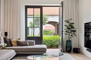 Voor wie op zoek is naar iets uitzonderlijks: deze volledig gerenoveerde vierkantshoeve combineert historische charme met hedendaagse luxe...