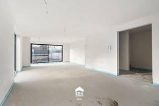 [[ DIT PAND NEEMT DEEL AAN DE ERA OPEN HUIZEN DAG OP 13/6 VAN 11:00 TOT 12:00 ]]
<p>Moderne halfopen woning in de Roshaagstraat, centraal gelegen in Peer, op wandelafstand van scholen en openbaar vervoer.</p>

<p>Deze nieuwbouwwoning (bouwjaar 2025) biedt u de mogelijkheid tot Casco+ afwerking, zodat u zelf de materialen en stijl kunt kiezen. Gelegen in een kindvriendelijke woonkern met alle voorzieningen in de buurt, is dit een ideale gezinswoning. De ruime kamers zorgen voor een comfortabele leefomgeving en veel inrichtingsvrijheid.</p>

<p>Belangrijkste ruimtes:<br />• Lichte woonkamer met aansluitende eetkamer, ideaal voor gezellige familiemomenten.<br />• 3 ruime slaapkamers met veel lichtinval.<br />• Carport voor beschutte parkeerplaats.<br />• Centrumlocatie in Peer<br /><br /> </p>