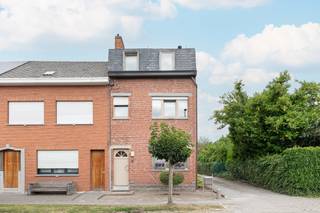 Deze charmante woning is gelegen op wandelafstand van winkels, scholen, horeca en openbaar vervoer. Bovendien is er een uitstekend verbinding...