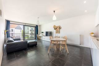 <p><span>waardoor u geniet van het beste van twee werelden: een bruisende stadsomgeving met alle voorzieningen binnen handbereik én de rust van een doodlopende straat.</span></p>
<p><span>Bij het betreden van het appartement komt u terecht in een ruime inkomhal die meteen een aangename indruk nalaat. Hier bevindt zich eveneens een praktische berging met aansluitingen voor wasmachine en droogkast, evenals een apart gastentoilet.</span></p>
<p><span>De leefruimte vormt het hart van het appartement en is voorzien van een moderne open keuken. Ze sluit naadloos aan op het aangename, zuidgerichte terras aan de achterzijde, waar u geniet van een rustige buitenruimte met veel privacy.</span></p>
<p><span>Verder beschikt het appartement over twee volwaardige slaapkamers. De moderne badkamer is uitgerust met een stijlvolle inloopdouche en een dubbele lavabo,</span></p>
<p><span>Het appartement maakt deel uit van een recent, verzorgd en modern gebouw dat voorzien is van een lift, wat het wooncomfort alleen maar verhoogt.</span></p>
<p><span>Als extra troef is er de mogelijkheid om een ondergrondse parkeerplaats aan te kopen voor € 45.000.</span></p>
<p><span>De ligging is zonder twijfel een van de grootste pluspunten. Op wandelafstand vindt u scholen, openbaar vervoer, winkels, horeca en het prachtige Zuidpark. Ook de Scheldekaaien bevinden zich vlakbij, ideaal voor een wandeling of een sportieve uitstap. Een unieke kans voor wie op zoek is naar comfortabel en rustig wonen op een toplocatie in Antwerpen.</span></p>