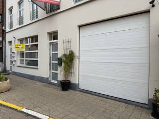 Dit instapklare appartement bevindt zich op een boogscheut van het centrum en combineert een uitstekende ligging met een aangenaam wooncomfort.<br /><br />Via de inkomhal komen we in de ruime en lichtrijke leefruimte met open keuken en eetplaats. De moderne keuken is volledig uitgerust met een vaatwasser, oven, microgolfoven, koelkast en een inductiekookplaat. Aansluitend aan de eetplaats bevindt zich een gezellig terras waar u in alle rust kunt genieten.<br /><br />Op het gelijkvloers vindt u de eerste slaapkamer, evenals de ruime badkamer, die is ingericht met een ligbad, een aparte douche en een stijlvol badkamermeubel met lavabo en spiegel.<br /><br />De bovenverdieping biedt plaats aan een tweede slaapkamer. Aansluitend bevindt zich een tweede terras, wat een extra troef vormt.<br /><br />Daarnaast is het appartement voorzien van verlichtingsarmaturen en raamdecoratie, zodat u meteen kunt intrekken.<br /><br />Tot slot beschikt u over een praktische kelderberging met voldoende opbergruimte en een extra autostaanplaats aan de voorzijde van het gebouw.<br /><br />Een extra pluspunt is de inpandige garage, die niet alleen een veilige parkeerplaats biedt, maar ook extra opbergruimte creëert.<br /><br /><br />De troeven:<br /><br />- Energiezuinig<br />- Inpandige garage<br />- 2 ruime slaapkamers<br />- Gunstig gelegen<br />- 2 Terrassen<br />- Airco<br />- Centrum<br /><br /><br />Onmiddellijk beschikbaar.<br /><br />Heb je interesse? Vraag uw bezoek aan via onze website https://www.immovl.be/te-huur/list en druk op de knop <strong>'IK WENS EEN BEZOEK'.</strong>