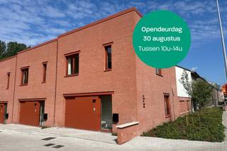 Ruime en lichtrijke leefruimtes, 3 volwaardige slaapkamers en een private tuin maken van deze volledig afgewerkte modelwoning in Eilandpark de ideale gezinswoning. Dankzij de doordachte indeling wordt elke vierkante meter optimaal benut.<br /><br />De woning beschikt bovendien over een praktische extra bergruimte met rechtstreekse toegang via de straat, ideaal voor het veilig stallen van fietsen of het eenvoudig uitladen van de wagen.<br /><br />Op vlak van energie en comfort scoort deze woning bijzonder hoog:
<ul>
<li>Warmtepomp</li>
<li>Zonnepanelen</li>
<li>Vloerverwarming</li>
<li>BEN-woning (E10)</li>
<li>Lage energiekosten</li>
<li>5 jaar aanzienlijke vermindering op de onroerende voorheffing</li>
</ul>
Je woont hier in een rustige en groene omgeving, op wandelafstand van de markt van Sint-Lievens-Houtem en vlak naast het vernieuwde Eilandbos.<br /><br />Deze woning wordt aangeboden als volledig afgewerkte modelwoning, waardoor je meteen een perfect beeld krijgt van de mogelijkheden en afwerking.<br /><br />Ontdek nu het aanbod op www.eilandpark.be en plan je bezoek aan de woning