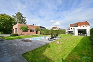 In een verkeersluwe straat te Anzegem vinden we deze ruime en charmante eigendom, waar karakter, comfort en ruimte mooi samenkomen. <strong>De gerenoveerde woning beschikt over een aangename tuin met prachtige poolhouse en swimspa, aangevuld met een bijzonder ruim bijgebouw van maar liefst 120 m²</strong>. Een eigendom met tal van mogelijkheden!<br /><br />We betreden de woning via de inkomhal, voorzien van een vestiaire en een prachtige authentieke vloer die meteen de charme van de woning benadrukt. De bijzonder ruime leefruimte bestaat uit een gezellige zithoek met ingemaakte kasten, bureel, een karaktervolle keuken met SMEG-gasfornuis en alle nodige toestellen, en een lichtrijke eetplaats met een prachtig zicht op de tuin.<br /><br />Op het gelijkvloers vinden we verder een praktische berging, een apart gastentoilet en een <strong>recente uitbouw uit 2020</strong>. Deze uitbouw omvat een badkamer met wastafel, douche en ligbad, evenals een ruime slaapkamer met ingebouwde dressing en airconditioning. Een ideale combinatie van comfort en functionaliteit.<br /><br />De bovenverdieping omvat twee ruime slaapkamers, waarvan één beschikt over een ensuite kamer die tal van mogelijkheden biedt. Via een vaste trap bereiken we de ruime zolderkamer. Deze ruimte biedt nog extra potentieel en zal nog worden voorzien van vloerisolatie. Het dak werd recent vernieuwd en beschikt over twee ruime Velux-ramen, waardoor ook hier een aangename, lichtrijke ruimte ontstaat. Daarnaast beschikt de woning nog over een praktische kelder en extra carport.<br /><br />Ook buiten heeft deze eigendom heel wat te bieden. In de ruime tuin geniet je in alle rust van het buitenleven, met als absolute troef de prachtige poolhouse met swimspa. <strong>Het ruime bijgebouw (2022) van maar liefst 120 m² </strong>is achteraan bereikbaar en biedt bovendien tal van mogelijkheden, gaande van opslag en hobbyruimte tot een atelier of professionele invulling.<br /><br />Meer info? Contacteer Els Callewaert via 0478 61 64 34 of els@immoroman.be