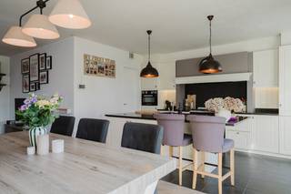 Cette maison, finie avec des matériaux de haute qualité, est située au calme au cœur de Rollegem, à proximité des restaurants, des supermarchés, des garderies, des écoles,... et est facilement accessible par diverses routes de liaison (à 5 minutes de Courtrai). Cette maison récente (2017) a été construite dans un souci d'efficacité énergétique et de confort domestique. Chaque pièce a été décorée avec des matériaux de haute qualité.DispositionRez-de-chaussée :- Hall d'entrée avec toilettes invités- Espace de vie lumineux avec coin salon et salle à manger- Cuisine hyper-installée avec vue sur le jardin- Rangement pratique avec garage intérieur attenant- Jardin entièrement aménagé avec terrasse ensoleillée- Abri de jardin pratique Premier étage :- 3 belles chambres- Salle de bain avec baignoire et douche à l'italienne- Accès au grenierNe manquez pas cette belle opportunité ! Cette propriété est proposée via notre formule de prévente. Les visites de cet établissement ont lieu les 1/6, 3/6 et 6/6.Si cela vous intéresse davantage, vous pouvez faire une offre fixe et inconditionnelle avant le samedi 6 juin à midi.Contactez Valentine Duquesne (0493/25 32 62) pour plus d'informations ou pour une visite sur place ! Registre des mesures: non