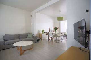 Deze ruime en lichtrijke woning is zeer centraal gelegen in Kallo, op slechts enkele km van de E34 en de haven. <br /><br />Op het gelijkvloers is er een inkomhal, een grote living met veel lichtinval, een vernieuwde open keuken en een badkamer met bad, inloopdouche, dubbele lavabomeubel en toilet. Tevens zijn er nog 2 kelders en een ingemaakte kast voor wasmachine en droogkast.<br /><br />Op de 1ste verdieping bevinden zich 2 grote slaapkamers. De zolderverdieping is ook ingericht als slaapkamer.<br /><br />Als extra troef beschikt de woning over een tuin met zicht op velden, waar je volledig tot rust kan komen. <br /><br />Ook benieuwd naar deze leuke woning? Wij leiden je graag rond!