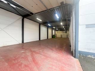 Op een toplocatie, centraal gelegen in de gemeente Bornem, bieden wij deze opslagruimte aan. De opslagruimte maakt deel uit van strategisch gelegen bedrijventerrein dat zich bevindt in de gouden driehoek Antwerpen – Brussel – Gent, met directe nabijheid van de N16 en uitstekende verbindingen naar de A12 en E17.<br /><br />De unit van 300 m² heeft een vrije hoogte van 4,90 meter en is voorzien van een sectionaalpoort. Verlichting, stopcontacten en een toilet zijn aanwezig.<br /><br />De unit is voorzien van water en elektriciteit.<br />Verwarming via een mazouttank. <br /><br />Er is voldoende parkeerplaats vooraan de unit. <br /><br />De huurprijs is exclusief BTW en onroerende voorheffing. <br /><br />Heb je interesse in deze opslagruimte?<br />Neem gerust contact op via toni@julimmo.be of 0498 62 74 77.