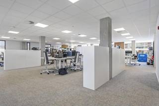 Dans le parc de bureaux Z-Offices de Zwevegem, nous proposons des bureaux entièrement prêts à emménager (environ 388 m²). L'emplacement combine...