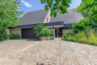 Prachtige gezinsvilla met 5 ruime slaapkamers en prachtige design-afwerkingen.Gelegen achteraan een verkeersloos straatje in alle rust en...