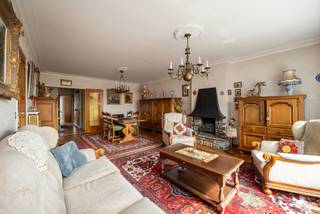 Ligging

Dit ruime appartement bevindt zich op de Turnhoutsebaan 129 (5de verdieping) in Borgerhout, op een uiterst centrale locatie vlak bij het Moorkensplein en het Ecohuis. Deze buurt heeft zich de afgelopen jaren ontwikkeld tot een van de meest levendige en trendy hotspots van Antwerpen, met een ruim aanbod aan gezellige terrasjes, restaurants en lokale handelszaken.

Indeling

Het appartement beschikt over een zeer ruime en lichtrijke leefruimte met een mooi zicht op het Moorkensplein. Aansluitend bevindt zich een volledig ingerichte keuken, voorzien van alle nodige comfort.
Er is de mogelijkheid om tot drie slaapkamers te creëren, wat het pand flexibel maakt voor verschillende woonbehoeften. De badkamer is volledig uitgerust en beschikt over zowel een ligbad als een douche.
Daarnaast is er een aangenaam terras aanwezig gericht naar het zuiden en met zicht op het kerkplein.

Troeven

Topligging nabij het Moorkensplein
Ruime en lichtrijke leefruimte
Mogelijkheid tot 3 slaapkamers
Terras met open zicht
EPC B &amp; Asbestvrij
Uitstekende verbindingen met openbaar vervoer