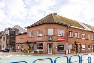 Ben je op zoek naar een polyvalente handelsruimte met bovenliggend appartement in het centrum van Herdersem? Gevonden!Deze eigendom biedt een waaier...