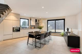 Op zoek naar een woning in Zwijnaarde dan is deze beletagewoning met een doordachte indeling en een uitgesproken architecturaal karakter absoluut uw bezoek waard.Op het gelijkvloers bevinden zich twee volwaardige slaapkamers, ideaal als master bedroom, kinderkamer, bureau of hobbyruimte. Dankzij de praktische indeling geniet deze verdieping van rust en functionaliteit.De eerste verdieping vormt het kloppend hart van de woning. Hier bevindt zich de volledig geïnstalleerde keuken, uitgerust met alle hedendaagse comfort. De keuken paalt rechtstreeks aan het ruime terras en creëert zo een perfecte binnen-buitenbeleving. Dit is dé plek om te koken, te tafelen en gasten te ontvangen.Op de tweede verdieping bevindt zich de royale leefruimte. Deze geniet van uitzonderlijk veel privacy en biedt een aangenaam zicht op het omliggende groen. De grote raampartijen zorgen voor een overvloed aan natuurlijk licht en versterken het open gevoel.De betonnen trappen vormen een echte blikvanger in de woning en zorgen voor een stoer, modern loftgevoel dat perfect aansluit bij de architecturale uitstraling.De woning heeft een mobiscore van 8,3 euro is het pand ideaal gelegen. Het pand ligt andere nabij van het Technologiepark en Tech Lane Ghent EilandINDELING: - Gelijkvloerse verdieping: Inkomhal met gastentoilet, berging, 2 slaapkamers, badkamer, koer en buitenberging- Eerste verdieping: Leefkeuken en ruim terras- Tweede verdieping: WoonkamerDeze AI-visualisaties zijn bedoeld als inspiratie. Er werd geen rekening gehouden met technische specificaties, stedenbouwkundige voorschriften of de concrete mogelijkheden tot realisatie.