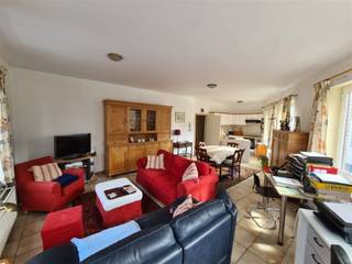 <p><span>Deze opbrengsteigendom is uitstekend gelegen op wandelafstand van het centrum van Aalst, op de hoek van de Dokter André Goffaertsstraat en de Geraardsbergsestraat. Dankzij deze strategische ligging geniet het pand van een vlotte bereikbaarheid en een sterke verhuurbaarheid. Het gebouw omvat een commerciële ruimte op het gelijkvloers, twee appartementen en drie studios en realiseert een aantrekkelijk bruto-rendement van 6,19%.</span></p><p><span>Op het gelijkvloers bevindt zich een commerciële ruimte van 78 m² met een apart toilet. Deze handelsruimte beschikt over een EPC-label B, wat wijst op een energiezuinige exploitatie. Daarnaast is er op het gelijkvloers een studio voorzien, bestaande uit één leefruimte en een aparte badkamer uitgerust met douchebad, wastafel en toilet. Op de eerste verdieping bevindt zich eveneens een studio met dezelfde indeling. Op de tweede verdieping is er een studio met mezzanine, wat zorgt voor een ruimtelijk gevoel en een optimaal gebruik van de beschikbare oppervlakte.</span></p><p><span>Verder bevinden zich op zowel de eerste als de tweede verdieping telkens een volwaardig appartement. Beide appartementen beschikken over een inkomhal, een badkamer met douchebad en lavabo, een apart toilet, een berging met aansluiting voor wasmachine, een slaapkamer en een lichtrijke woonruimte met open keuken. Elk appartement geniet bovendien van een zuidgericht terras. Het appartement op de tweede verdieping beschikt daarnaast over een extra mezzanine, wat een bijkomende troef vormt.</span></p><p><span>De huidige huurinkomsten bedragen 400 voor de studio op het gelijkvloers (EPC 246 kWh/m²), 480 voor de studio op de eerste verdieping (EPC 218 kWh/m²) en 477 voor de studio op de tweede verdieping (EPC 146 kWh/m²). Het appartement op de eerste verdieping wordt verhuurd aan 575 per maand (EPC 143 kWh/m²) en het appartement op de tweede verdieping aan 540 per maand (EPC 170 kWh/m²). De commerciële ruimte genereert een maandelijkse huur van 895 en beschikt over een EPC-attest met label B.</span></p><p><span>Het gebouw is uitgerust met centrale verwarming op aardgas en alle entiteiten beschikken over aparte tellers voor elektriciteit, aardgas en water, wat het beheer vereenvoudigt. De ramen zijn uitgevoerd in PVC met dubbele beglazing. Tot slot is het pand voorzien van een ruime kelder, wat extra opslagmogelijkheden biedt.</span></p><p><span>Deze eigendom vormt een interessante investeringsopportuniteit op een toplocatie in Aalst, met stabiele huurinkomsten en een sterk geoptimaliseerd rendement.</span></p><p><span> </span></p><p><span>Voor meer informatie en/of een bezoek, contacteert u Sébastien van Immo Zone op het nummer 0486/ 41. 85. 66.<br /> </span></p>