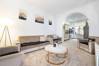 <strong>Schaerbeek </strong>– vlak bij het gezellige Place de la Patrie ligt dit mooie gebouw met 4 door de stedenbouwkundige dienst erkende woningen. Het pand is volledig verhuurd en levert een opbrengst op van ± 40.800 EUR/jaar. Het heeft een woonoppervlakte van ± 270 m² en is toe aan een opknapbeurt. Uitstekende investeringskans met talrijke mogelijkheden. EPB: F tot G - Absoluut een aanrader!<br /><br /><strong>Indeling :</strong><br /><br /><span>Begane grond</span> : <br /><br />Woning met 1 slaapkamer ± 68 m² - EPB F<br /><br />Woonhuurcontract van 1 jaar vanaf juli 2024. Huurprijs: 950 EUR + kosten.<br /><br /><span>1e verdieping</span> :<br /><br />Woning met 1 slaapkamer ± 73 m² - EPC F<br /><br />Woninghuurcontract van 1 jaar vanaf november 2022. Huurprijs: 850 EUR + kosten.<br /><br /><span>2e verdieping</span> :<br /><br />Woning met 1 slaapkamer ± 79 m² - EPC F<br /><br />Woonhuurcontract van 1 jaar vanaf november 2025. Huurprijs: 950 EUR + kosten.<br /><br /><span>3e verdieping</span> :<br /><br />Woning met 1 slaapkamer ± 48 m² - EPC G<br /><br />Woonhuurcontract van 3 jaar vanaf januari 2020. Huurprijs: 650 EUR + kosten.