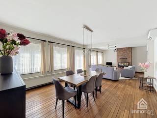 <strong>PLUSPUNTEN: </strong><br />+ bruikbare vloeroppervlakte: 204 m²<br />+ 4 slaapkamers<br />+ 2 badkamers<br />+ balkon aan voorzijde<br />+ Bocholt-centrum<br />+ instapklaar<br />+ grote polyvalante ruimte<br />+ gratis parkeermogelijkheden<br />+ voorzien van airco!<br /><br /><strong>RENOVATIEOVERZICHT:</strong><br />+ aardgas 2007<br />+ nieuw dak 2015<br /><br /><strong><span>ALGEMEEN:</span></strong><br />Op een absolute toplocatie in het centrum van Bocholt bevindt zich dit verrassend ruime en instapklare triplex appartement met een bewoonbare oppervlakte van maar liefst 204 m². Dankzij de centrale ligging geniet u van alle voorzieningen op wandelafstand, terwijl de ruime indeling en vier volwaardige slaapkamers zorgen voor optimaal wooncomfort voor gezinnen, thuiswerkers of wie gewoon graag wat extra ruimte heeft.<br /><br />Bij het betreden van het appartement valt meteen het royale ruimtegevoel op. De lichtrijke leefruimte vormt het hart van de woning. Verder beschikt het appartement over maar liefst vier slaapkamers, twee badkamers en een grote polyvalente ruimte die naar wens kan worden ingericht als hobbyruimte, bureau, speelkamer of extra ontspanningsruimte.<br /><br />Aan de voorzijde bevindt zich een aangenaam balkon waar u kunt genieten van het levendige dorpscentrum. Bovendien zijn er in de directe omgeving voldoende gratis parkeermogelijkheden aanwezig.<br /><br />Kortom, dit unieke appartement combineert een uitzonderlijke woonoppervlakte, een praktische indeling en een uitstekende centrumligging. Een ideale opportuniteit voor wie ruim en comfortabel wil wonen in het gezellige Bocholt.<br /><br /><strong>INDELING:</strong><br /><span>+0: inkomhal<br />+1: inkomhal, keuken, woonkamer, nachthal, badkamer, slaapkamer, balkon aan voorzijde<br />+2: grote polyvalente ruimte, badkamer, 3 slaapkamers</span><br /><br /><strong>FINANCIERING:</strong><br />Een succesvolle vastgoedtransactie begint met een goede voorbereiding. Wij adviseren kandidaat-kopers om hun financiële mogelijkheden tijdig in kaart te brengen, zodat zij met de nodige zekerheid en vertrouwen kunnen handelen wanneer de juiste opportuniteit zich aandient.<br /><br /><strong>VERKOPEN OF VERHUREN MET EEN STRATEGISCHE AANPAK?</strong><br />Dankzij het vertrouwen van onze klanten en onze sterke marktpositie zijn wij voortdurend op zoek naar kwalitatieve eigendommen. Overweegt u te verkopen of te verhuren? Ontdek vrijblijvend onze persoonlijke aanpak en hoe wij uw eigendom optimaal positioneren om de juiste doelgroep te bereiken.<br /><br /><strong>ALS EERSTE OP DE HOOGTE VAN NIEUW AANBOD:</strong><br />De beste eigendommen worden vaak gevonden vóór ze breed beschikbaar zijn. Schrijf u vrijblijvend in via onze website en ontvang nieuw aanbod dat aansluit bij uw wensen en zoekcriteria.<br /><br /><strong>UW VASTGOED, ONZE EXPERTISE:</strong><br />Elke eigendom verdient een persoonlijke strategie. Met een combinatie van marktkennis, professionele presentatie, actieve klantenbenadering en een sterk netwerk begeleiden wij onze klanten naar een succesvol resultaat.<br /><br /><strong>PERSOONLIJKE SERVICE, PROFESSIONELE BEGELEIDING:</strong><br />Een vastgoedbeslissing vraagt een doordachte aanpak. Ons ervaren team staat klaar om u persoonlijk te adviseren en te begeleiden bij elke stap. Contacteer ons via +32 89 87 03 67 of via info@immosign-plus.be.