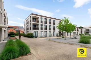 <p><span>Strak en modern 2-slaapkamerappartement met zonnig terras en prachtig zicht</span></p><p><span> </span></p><p><span> </span></p><p><span>Op zoek naar een </span><span>modern en comfortabel appartement op een gunstige locatie</span><span>? Dit verzorgde 2-slaapkamerappartement op de </span><span>eerste verdieping</span><span> combineert ruimte, licht en hedendaags wooncomfort. Dankzij de grote glaspartijen geniet u bovendien van een aangenaam uitzicht op de </span><span>gemeenschappelijke tuin en het groene binnengebied</span><span>.</span></p><p><span> </span></p><p><span>Het appartement beschikt over een </span><span>gezellig zonnig terras</span><span>, een ondergrondse autostaanplaats en een privatieve berging. Deze is verplicht mee aan te kopen voor € 17.500.</span></p><p><span> </span></p><p><span>Indeling</span></p><p><span>Inkomhal & berging</span><span><br />U betreedt het appartement via een ruime inkomhal met vestiairemogelijkheid. Vanuit de inkomhal is er toegang tot het aparte toilet.</span></p><p><span> </span></p><p><span>Leefruimte & open keuken</span><span><br />De ruime en lichtrijke leefruimte beschikt over grote glaspartijen die rechtstreeks toegang geven tot het zonnige terras. De leefruimte sluit naadloos aan op de open keuken, die uitgerust is met alle nodige comfort en voldoende kastruimte.</span></p><p><span> </span></p><p><span>Badkamer & slaapkamers</span><span><br />De moderne badkamer is voorzien van een praktische inloopdouche en een dubbele lavabo. Daarnaast is er een tweede apart toilet met handenwasser. Verder beschikt het appartement over </span><span>twee volwaardige slaapkamers</span><span>.</span></p><p><span> </span></p><p><span>Autostaanplaats, berging & fietsenplaatsen</span></p><p><span> </span></p><p><span>Ondergronds beschikt het appartement over een </span><span>privatieve autostaanplaats en berging</span><span>. De autostaanplaats is </span><span>verplicht mee aan te kopen voor €17.500</span><span>.</span></p><p><span>Daarnaast zijn er </span><span>3 privatieve fietsenplaatsen</span><span> voorzien.</span></p><p><span> </span></p><p><span>Troeven</span></p><ul><li><span>Modern en recent appartement ( 2019)</span></li><li><span>Gelegen op de eerste verdieping</span></li><li><span>2 slaapkamers</span></li><li><span>Ruime en lichtrijke leefruimte</span></li><li><span>Open keuken</span></li><li><span>Zonnig terras</span></li><li><span>Prachtig zicht op de gemeenschappelijke tuin/binnengebied</span></li><li><span>Lift aanwezig</span></li><li><span>Privatieve berging</span></li><li><span>3 privatieve fietsenplaatsen</span></li><li><span>Autostaanplaats verplicht mee aan te kopen voor €17.500</span></li><li><span>Nutsvoorzieningen individueel</span></li><li><span>Beschikbaar bij akte </span></li></ul>