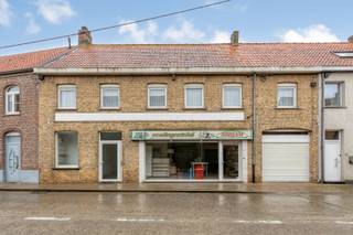 <span><span>Deze ruime gesloten woning, gelegen in het <strong>centrum van Vladslo</strong>, <strong>beschikt</strong> over een voormalige <strong>handelsruimte</strong> die zich perfect leent voor uiteenlopende invullingen, zoals een kapsalon, praktijkruimte, kantoor of voedingswinkel. Wenst u <strong>meer woonruimte</strong>? Dan kan deze ruimte, mits de nodige aanpassingen, ook perfect geïntegreerd worden in de woning.<br /><br />De voormalige handelsruimte biedt bovendien toegang tot een <strong>praktische kelder en een inpandige garage.</strong><br />Het woongedeelte start in de gezellige woonkamer, die aansluit op de keuken en de trap naar de eerste verdieping. Via de keuken bereikt u de wasplaats, het apart toilet, de badkamer en een handige berging. Daarnaast biedt de keuken ook toegang tot een <strong>praktische opbergzolder</strong>.<br />Op de eerste verdieping bevinden zich <strong>drie zeer ruime slaapkamers</strong>. Verder beschikt de woning over een uitzonderlijk <strong>ruime zolder</strong>, die perfect kan worden ingericht als extra slaapkamer, bureau, hobbyruimte of <strong>polyvalente ruimte</strong>.<br />Buiten geniet u van een gezellige koer met tal van bijgebouwen, ideaal als <strong>extra bergruimte</strong>, werkplaats of voor diverse hobby’s.<br />Dankzij de centrale ligging, de ruime indeling en de vele mogelijkheden vormt deze eigendom de ideale basis voor wie op zoek is naar een woning met <strong>extra potentieel</strong>.</span></span>
<div><br /><span><u><span>Troeven:</span></u></span>
<ul>
<li><span><span>Centrale ligging in het centrum van Vladslo;</span></span></li>
<li><span><span>Voormalige handelsruimte met diverse mogelijkheden;</span></span></li>
<li><span><span>Inpandige garage;</span></span></li>
<li><span><span>Praktische kelder;</span></span></li>
<li><span><span>Gezellige koer met tal van bijgebouwen;</span></span></li>
<li><span><span>Drie zeer ruime slaapkamers;</span></span></li>
<li><span><span>Inrichtbare zolder.</span></span></li>
</ul>
<span><span>Wenst u meer info? Of liever een bezichtiging? Neem contact met ons kantoor en we begeleiden u graag verder tijdens een plaatsbezoek. Dit kan op het nummer 051 50 11 51 of per mail via diksmuide@diksimmo.be. </span></span></div>