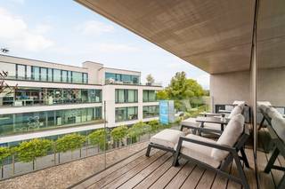 In het hart van Loppem, deelgemeente van Zedelgem, bevindt zich dit recente en bijzonder energiezuinige appartement, afgewerkt in 2020 en gelegen op een uitstekende, vlot bereikbare locatie.<br /><br />Dankzij de centrale ligging woont u hier op wandelafstand van onder meer bakker, supermarkt en andere dagelijkse voorzieningen, terwijl ook de bereikbaarheid een absolute troef vormt.<br /><br />Met een bewoonbare oppervlakte van 90 m² biedt dit appartement een aangename combinatie van ruimte, praktische indeling en hedendaags woonplezier.<br /><br />Het appartement is gelegen op de tweede verdieping en is bovendien vlot toegankelijk dankzij de aanwezigheid van een lift.<br />Via de inkomhal met gastentoilet komt u in de lichtrijke leefruimte, waar de grote raampartijen zorgen voor een bijzonder aangename sfeer en een overvloed aan natuurlijk licht. De afwerking met parket in de leefruimte versterkt het warme en verzorgde karakter van het geheel. Aansluitend bevindt zich de volledig geïnstalleerde open keuken, die niet alleen hedendaags oogt, maar ook beschikt over voldoende opbergmogelijkheden en perfect aansluit op het dagelijkse gebruiksgemak.<br /><br />Een extra troef is de praktische inham in de leefruimte, die perfect kan worden ingericht als bureauhoek, speelruimte of extra leeshoek, afhankelijk van uw eigen woonbehoeften.<br />Vanuit de leefruimte heeft u bovendien toegang tot het zongerichte terras van 18 m², waar u kan genieten van een aangename buitenruimte met een mooie oriëntatie.<br /><br />Verder omvat het appartement twee volwaardige slaapkamers, een praktische berging met aansluiting voor wasmachine en droogkast, en een verzorgde badkamer uitgerust met inloopdouche, ligbad en dubbele wastafel.<br />Ook hier werd duidelijk gekozen voor functionaliteit en een doordachte indeling.<br /><br /><strong>Op energetisch vlak scoort deze eigendom bijzonder sterk. Met een EPC van slechts 49 kWh/m², een A-label en een E-peil van 35 is dit appartement volledig klaar voor de toekomst.<br /><br />Dat maakt het niet alleen bijzonder interessant voor eigen bewoning, maar ook als opbrengsteigendom dankzij de recente afwerking, uitstekende energiescore en sterke verhuurbaarheid.</strong><br /><br />Als extra troeven zijn ook een <strong>autostaanplaats en kelderberging inbegrepen in de prijs</strong>, wat het praktische karakter van deze eigendom nog verder versterkt.<br /><br />Dit appartement is de ideale keuze voor wie op zoek is naar een instapklare, recente en energiezuinige woonst op een centrale ligging, met alle hedendaagse troeven binnen handbereik.<br />Een bijzonder interessante opportuniteit in Loppem die absoluut een bezoek waard is.<br /><br /><strong>EPC 49 kWh/m2 (A-Label) E-Peil 35</strong><br /><br />+ Energiezuinig recent appartement (A) met kwalitatieve materialen<br />+ Autostaanplaats en privatieve berging inbegrepen in de verkoopprijs<br />+ Ruim en zonnig terras<br />+ Lift aanwezig<br />+ Vloerverwarming &amp; Ventilatiesysteem D met warmterecuperatie<br />+ Videofoon<br />+ Ruime bewoonbare oppervlakte van 90m2<br /><br />KOOP DEZE TOPPER RECHTSTREEKS VAN DE EIGENAAR!<br /><br />Neem contact op met de verkoper via Whatsapp <strong>0479/78.71.71</strong> of email <strong>ongenae.elke@gmail.com</strong><br /><br />DIT APPARTEMENT WORDT VERKOCHT ZONDER VASTGOEDMAKELAAR!<br /><br />Ook beslist om uw eigendom te verkopen? Bespaar de makelaar dankzij onze reeds bewezen succesformule.
