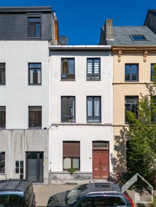 <p><span>Deze ruime woning is gelegen in een leuke, bruisende omgeving nabij Park Spoor Noord. Op wandelafstand van scholen, openbaar vervoer en met een divers internationaal en nationaal winkelaanbod. De woning is momenteel ingedeeld in 3 units dewelke allen verhuurd zijn. Op het gelijkvloers hebben we vooraan een studio ingedeeld als leefruimte met kitchenette, slaapplaats en een badkamer. Achteraan hebben we een tweede studio met tuin ingedeeld met een leefruimte met kitchenette, slaapplaats, badkamer/berging en tuin. Op de eerste verdieping hebben we een ruime keuken, een leefruimte met veel licht en een slaapkamer/bureel. Op de tussenverdieping een ruime op te frissen badkamer. Op de tweede verdieping hebben we nog een 3-tal slaapkamers en een douchekamer. De woning beschikt over een grote kelder verdeeld in verschillende ruimtes en met aparte meters voor gas en elektriciteit. - vergund als een gezinswoning - momenteel ingedeeld als 3 units - mooi huurrendement - kan al dan niet vrij van huur worden opgeleverd - EPC label C - geen renovatieverplichting van toepassing - veel potentieel. Ook overtuigd om een bezoek te plannen? - </span><span>03 645 06 45 |  info@immomk.be</span><span> - ook voor een correcte waardebepaling kan u bij ons terecht. </span></p>