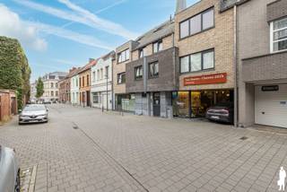 <p><strong>Recent en centraal gelegen duplex (investerings)appartement van ca. 114 m² met een zuidgericht terras nabij de Zeshoek, en bijgevolg op wandelafstand van alle voorzieningen, openbaar vervoer, de winkelstraat en de Turnhoutse Grote Markt. Dit appartement is gelegen op de 2de en 3de verdieping (lift aanwezig) en heeft 3 ruime slaapkamers. Het appartement biedt een mooi uitzicht over de Heilig Hart kerk en kijkt langs de voorzijde uit op groen. Goedgekeurde elektrische installatie en zeer gunstige EPC-score van 114 kwh/m²/jaar.<br /></strong></p>
<p><span>Indeling 2e verdieping</span><br />-Inkomhal met vestiaire en gastentoilet.<br />-Lichte woonkamer met volledig ingerichte, open keuken. <br />-Vanuit de woonkamer heeft u toegang tot het zuidgelegen terras met 100% privacy en mooi zicht over Turnhout. <br />-Ruime slaapkamer en een strakke badkamer met ligbad, douche en wastafel. <br /><br /><span>Indeling 3e verdieping </span><br />-Via de trap in de woonkamer komt u op de bovenverdieping met daar een nachthal en 2 ruime slaapkamers.<br />-Tot slot nog een praktische berging of dressing. <br /><br /><span>Bijzonderheden<br /></span>- Zeer centrale ligging in het centrum, met vlakbij alle voorzieningen, openbaar vervoer en een speelplein in de Vlamingenstraat <span><br /></span>- Het appartement is verhuurd voor 1.050 EUR per maand + 75 EUR maandelijkse lasten<br />- Fietsenberging<br />- Lift aanwezig<br />- De elektrische installatie is conform: Goedgekeurd verslag tot augustus 2039<br />- Schrijnwerk in aluminium met dubbele beglazing <br />- Zeer goede EPC score van 114 kWh/m² <br />- Goedgekeurde elektrische installatie <br />- Beschikbaar voor eigen bewoning mits opzegtermijn van 6 maanden</p>