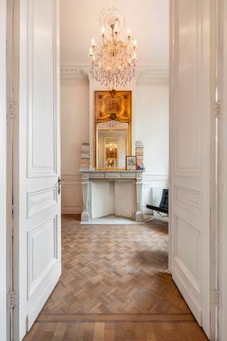 In een statige straat, pal in een van de meest gegeerde buurten van Antwerpen, ligt dit prachtige herenhuis. Je buren zijn het KMSKA, de Schelde en...