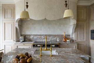 Indeling:Ruime inkomhal voorzien van een vestiaire en gastentoilet met handenwasser.Royale leefruimte met OH en bibliotheekwand,  een volledige...