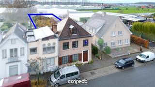 Centraal gelegen burgerwoning met garage, groot bijgebouw en ruime tuin.STARTPRIJS: Elk bod boven deze startprijs, wordt voorgelegd aan de...