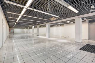 Dit handelspand met een oppervlakte van ca. 376 m² is gelegen in de Statiestraat in het hartje van Mol. Het pand beschikt over 2 grote vitrines waardoor je geniet van veel visibiliteit.<br /><br />Het handelspand kan opgedeeld worden in een winkel, kantoor met magazijn,... . Achteraan de commerciële ruimte is er toegang naar het magazijn, dat kan dienen als opbergruimte. Verder is er een keuken, technische ruimte en toilet. De keuken kan perfect ingericht worden als eetruimte voor het personeel.<br /><br />Het pand leent zich voor een commerciële bestemming zoals een kledingwinkel, voedingswinkel en andere diverse doeleinden.<br /><br />** stedenbouwkundige inlichtingen in aanvraag**<br /><br />Dit pand is onderworpen aan de renovatieverplichting van de Vlaamse overheid voor niet-residentiële gebouwen (behoudens bij sloop binnen 5 jaar na de aankoop). Consulteer voor meer informatie de website van het Vlaams Energie- en Klimaatagentschap via https://www.vlaanderen.be/bouwen-wonen-en-energie/niet-residentiele-gebouwen/verplichtingen-voor-niet-residentiele-gebouwen/renovatieverplichting-voor-niet-residentiele-gebouwen<br /><br />Deze eigendom komt tevens in aanmerking als bouwgrond voor een halfopen bebouwing waarbij je onder voorwaarden kan genieten van het verlaagd BTW tarief van 6% voor sloop &amp; heropbouw (<br />https://fin.belgium.be/nl/particulieren/woning/bouwen-verbouwen/afbraak-wederopbouw/permanente-maatregel).